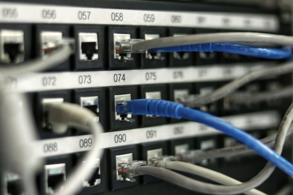 Baie réseau et câbles Ethernet