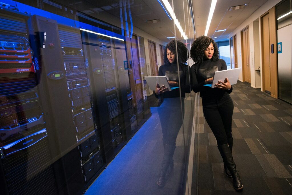 Technicienne informatique dans une salle serveurs